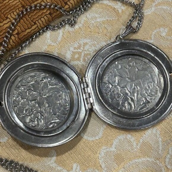 REPOUSSE Victorian Gold Tone Large Round Large Locket NECKLACE - Picture 10 of 10